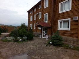 Короче нытики. Бюджет заложили 70 т на 2 недели. Это должно хватить на дорогу от Москвы до Коктебеля и обратно на машине. Отель, который совсем не халупа, еду в столовой с качеством и разнообразием ресторана и развлечениями дельфинарий динотерий на яхте,  поездками по городу и за город, фото отеля для нытиков прилагаю. Вид на карадаг.м огу не уложиться может в несколько тыщ. Нас трое. Сняли номер люкс.