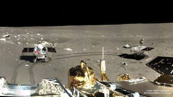 Цветная. Китайская. Цвета сильно выкручены в "насыщенность"