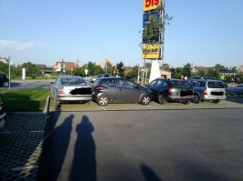 У этого имеется машина.