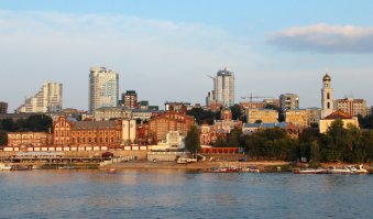 Это так называемое "Дно". Это и есть точка розлива Жигулёвского пива. За забором та самая пивоварня фон Вакано.