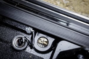 На АвтоВАЗе такие отверстия сами появляются после пары лет эксплуатации...