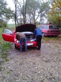 У нас в Риге есть фирма, которая покупает авто в любом состоянии. Короче знакомый мужик сдал свою Мазду Mx-3 1996 года за 100€. Правда с нуля он естественно её не брал. Взрослая дочь почти подарила, за 300 евро. Потерял работу, денег не осталось, а мне сволочь не позвонил. Я бы и за 200 взял её. Сам на ней покатался, потому что он умудрился по пьяне разбить фару прямо во дворе, а "добрые" соседи вызвали полицию. Лишили прав, вот я с ним за рулём и катался. Так я к чему, фирма покупает у владельцев авто, называет цену, в зависимости от года выпуска и состояния. Ну вот эту, ещё можно сказать красавицу он и продал им за стольник мудак. А мы до этого с ним заменили передний бампер, верхний лючок (не работал) акум и музон.(естественно за его деньги). Жалко тачку. Я бы её ещё подделал и сам бы ездил. осталось только две фотки, когда полетел на трассе ремень генератора. Ставили на хуторе.