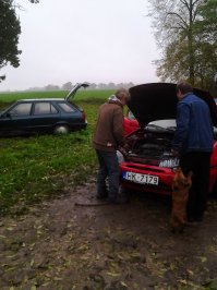 У нас в Риге есть фирма, которая покупает авто в любом состоянии. Короче знакомый мужик сдал свою Мазду Mx-3 1996 года за 100€. Правда с нуля он естественно её не брал. Взрослая дочь почти подарила, за 300 евро. Потерял работу, денег не осталось, а мне сволочь не позвонил. Я бы и за 200 взял её. Сам на ней покатался, потому что он умудрился по пьяне разбить фару прямо во дворе, а "добрые" соседи вызвали полицию. Лишили прав, вот я с ним за рулём и катался. Так я к чему, фирма покупает у владельцев авто, называет цену, в зависимости от года выпуска и состояния. Ну вот эту, ещё можно сказать красавицу он и продал им за стольник мудак. А мы до этого с ним заменили передний бампер, верхний лючок (не работал) акум и музон.(естественно за его деньги). Жалко тачку. Я бы её ещё подделал и сам бы ездил. осталось только две фотки, когда полетел на трассе ремень генератора. Ставили на хуторе.