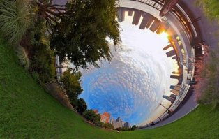 С чего вы взяли, что из мухи или у кузнечика или стрекозы такой вид. У человека же не раздвоенное изображение, хоть и имеем два глаза. Также и у насекомых скорее всего изображение из отдельных глаз сливается в одно, например как на круговых панорамах.