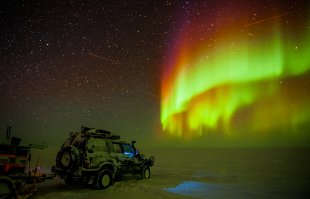 Каким то образом вместо фотки "Диксон ночь" появилась с болотами, хотя сразу после публикации было все ок.
По этому добавляю Диксон ночь