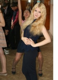 Если девушка красивая, то испортить ее фото просто невозможно.
Но можно её загородить.