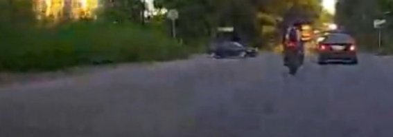 На фото виден момент, когда поворотник загорелся первый раз. А это значит что мотоцыклист обгон начал по правилам.