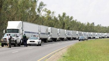 Южнокорейская компания Samsung выполнила постановление суда о выплате Apple Inc штрафа в $1 млрд за нарушение 6 патентов на продукцию.
30 грузовых машин, заполненных 5-центовыми монетами, подъехали к калифорнийскому офису Apple утром 28 августа. Сотрудники службы безопасности, подозревая ошибку, не спешили разгружать машины, но гендиректор "Самсунга" в телефонном разговоре разъяснил главе "Эппл", что именно так компания решила выплатить $1 млрд.