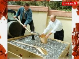 Одно ведёрко монет? 
А вот чувак в Литве оплатил штраф 15000. Штраф получил за шутку про задоженую бомбу в гостинице. Монеток набрал полный прицеп и устроил из этого шоу.