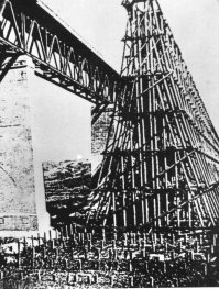 Деревянный железнодорожный мост через долину реки Дубиса в Литве. Построен в 1916 году немецкими военными. Длина 599м, высота 42м.
В 1918 вместо него построен стальной мост, взорван в 1944.
Восстановлен на новых опорах в 1951.