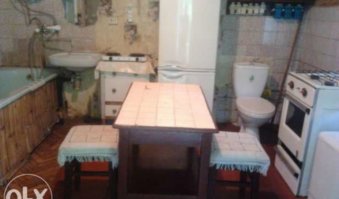 Не, ну бывают жилищные условия - врагу не пожелаешь, но здесь по доброй воле идти в тубзон и вести задушевные разговоры, чистить зубы, доносить свою глубокофилософскую мысль, а в этот момент некто сидит, напрягается, краснеет или наоборот, гуталакса нажрался и..... и мыслю философскую ему не слышно......жесть. Высокие отношения.... Хорошо, что до моей хрущевочки с отдельными ванной и тубзоном эти отношения не дойдут при всем их европейском желании))))