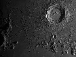 Хорошо. Вот для примера кратер Коперник, 96 км диаметром, снятый Тьерри Лего в самом его лучшем качестве, и центральная горка этого кратера на снимке LRO с орбиты: