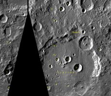 На последней из трёх - кратер Клавий, диаметр 230 км.
На моем снимке он же - с орбиты. Кликабельно. Разрешение получше, правда?