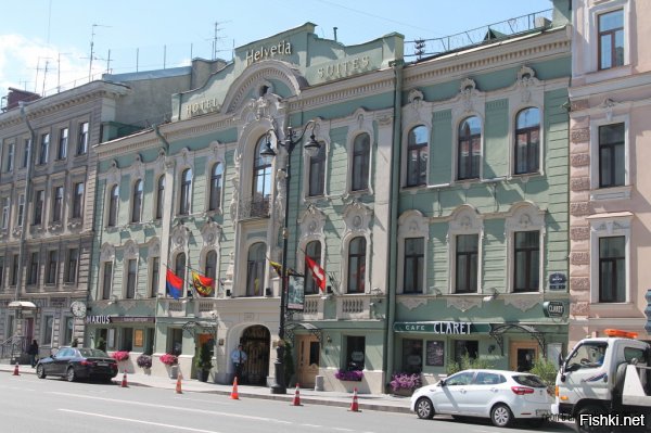 Ага вот ещё такие же "обычные дома" в центре Питера. Немного Азербайджана

Обычный дом в центре Питера, раньше там ещё флаг ЕС висел

Как думаете, а где этот дом? В светоче демократии - Киеве

Шах и мат от Рашки

Оригинал фото