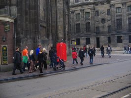 вот туалет на улице в Амстердаме (красный ) никаких дверей, могут сразу трое отлить ))))) не надо стесняться))))