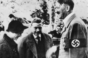 Главной причиной устранения Эдуарда VIII с престола была его симпатия к нацистской Германии, чего не могла перенести верхушка UK, повязанная с еврейским капиталом, а женщина - лишь предлог: при необходимости её постигла бы участь Дианы.