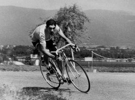 Эдди Меркс (Eddy Merckx), велосипедный спорт.
«Красавец» (Handsome) Эдди Меркс широко считается величайшим профессиональным велосипедистом за всю историю этого вида спорта, и это мнение абсолютно обосновано. При росте в 185 сантиметров и весе в 74 килограмма Меркс был необычайно высок, спортивно сложен и мускулист для этого вида спорта, особенно для своего времени, и являлся одним из самых влиятельных первопроходцев велоспорта, которые помогли модернизировать его в течение шестидесятых и семидесятых годов. Он выигрывал чемпионат мира три раза, Тур де Франс (Tour de France) и Джиро д'Италия (Giro d’Italia) по пять раз каждый, Вуэльта Испании (Vuelta a España) один раз, а также побил несколько мировых рекордов до своего ухода из спорта в конце семидесятых годов. Французский журнал «Vélo» описал Меркса как «самого выдающегося велогонщика, который когда-либо ездил на велосипеде», в то время как американский журнал «VeloNews» назвал его величайшим и самым успешным велосипедистом всех времён и народов.