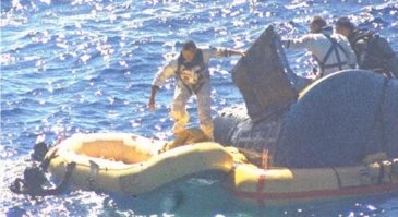 Вот такие бодрые, американцы выскакивают из спускаемого аппарата.. в ниже наши инвалиды.. даже ходить не могут, фу!