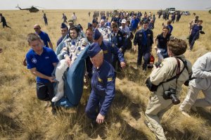 Вот такие бодрые, американцы выскакивают из спускаемого аппарата.. в ниже наши инвалиды.. даже ходить не могут, фу!