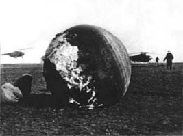 Ой, а чего это у них аппарат как новенький после приводнения?? С нашими то вон что бывает, они все обгоревшие! Наверное у американцев технология, которая убирает трение в верхних слоях атмосферы? Как же мы отстали от американцев!