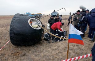Ой, а чего это у них аппарат как новенький после приводнения?? С нашими то вон что бывает, они все обгоревшие! Наверное у американцев технология, которая убирает трение в верхних слоях атмосферы? Как же мы отстали от американцев!