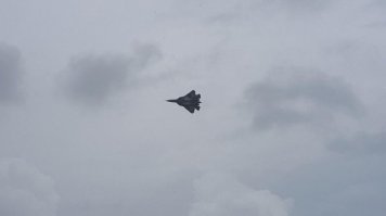 Сюрприз: Россия начала «обкатку» в небе над Крымом новейшего истребителя Т-50
В Крыму «обкатывают» новейшие российские истребители пятого поколения Т-50. Об этом в своем блоге сообщил руководитель крымского корпункта НТВ Олег Крючков.

Сейчас Т-50 испытывают на военном полигоне Чауда под Феодосией.

«Сюрприз для соседей! Несколько ПАКФА-2, истребителей-бомбардировщиков пятого поколения Т-50 в крымском небе», — написал Крючков.