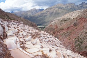 А что, кроме России и Турции других стран нет? И одно другому не мешает...
Для примера Южная Америка, Перу (на последнем фото старые соляные шахты)