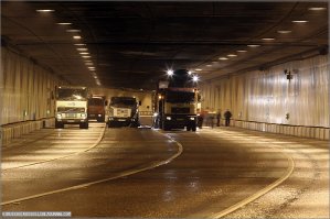 Лефортовский туннель в Москве - самый крупный городской автодорожный тоннель России и Европы (длина 3300, наружный диаметр 14,2 м) был построен российским дорожниками за 2,5 года.
Скорость проходки туннеля глубокого залегания  составляла около 10 метров в день. Туннель проложен под жилыми кварталами. Во время строительства никого не выселяли. 
Это Вам не канаву загородом выкопать и десяток бетонных конструкций в нее опустить.