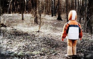 Я правильно понял-именно такое чадо должно в совершенстве ориентироваться на местности, разводить любые костры,накладывать хгуты и шины строить шалаши знать наизусть все грибы и ягоды и точно знать из какого копытца можно воды напиться?