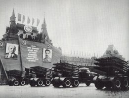 На фото: 
1.Установка БМ-8-36 на шасси ЗиС-6
2. Установка БМ-8-24 на шасси танка Т-26
3. Установки БМ-8-72 на Параде Победы на Красной площади в Москве.
Все они предназначены для ракет М-8, аналогичных авиационным РС-82. Ставили их на всём, что ездит, и всём, что плавает (на фото 4 - торпедный катер типа Г-5).
И даже переносные установки были.