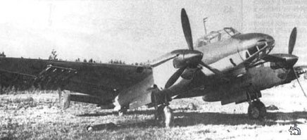 И, кстати, снарядами РС-132, аналогичным снарядам М-13 для РСЗО БМ-13 (на вашем первом фото), вооружали штурмовики Ил-2 (фото 1) и фронтовые бомбардировщики всех типов. На втором фото - Пе-2, вооружённый 10 ракетами РС-132.