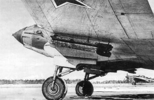 И, кстати, снарядами РС-132, аналогичным снарядам М-13 для РСЗО БМ-13 (на вашем первом фото), вооружали штурмовики Ил-2 (фото 1) и фронтовые бомбардировщики всех типов. На втором фото - Пе-2, вооружённый 10 ракетами РС-132.