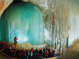 Не обязательно ехать в Китай, у нас есть Кунгурская ледяная пещера.