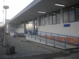 Если мало места, сделать пандус можно ВДОЛЬ здания.