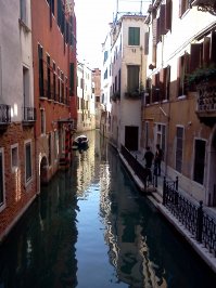 был у этого кабана...сунул ему в пасть рублей наших(мелочь что была) и цыгане тут как тут уже выгребают снизу все...походу разочаровались тогда... а Венеция это рай...только для богатых...