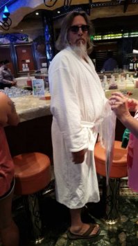 узнал этого мужика) это Лебовски