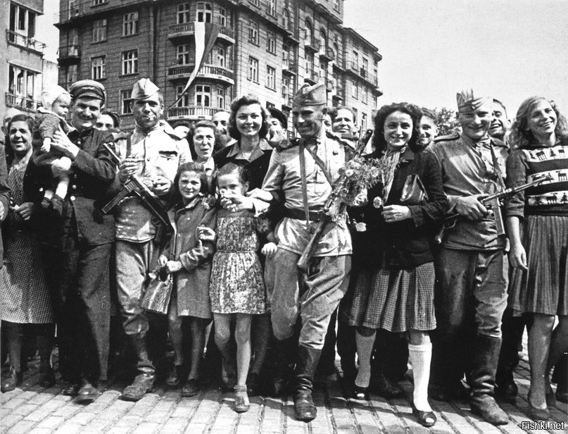Ещё тех же лет, смотрим на девочек в центре