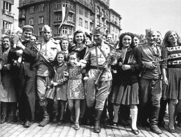 Ещё тех же лет, смотрим на девочек в центре
