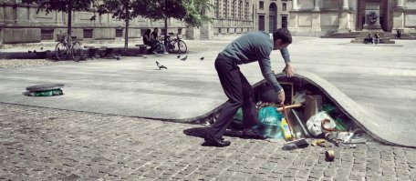 Посетитель Национального музея часов превратил уникальный экспонат в груду хлама