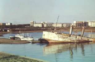 Многие годы ледокол "Ангара" пролежал полузатопленный около плотины ГЭС.