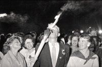 Ипал я эти символы! Классика советского протеста.

За такое частенько и сажали. Даже при Брежневе и после.