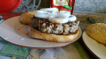 и уж на что я кулинар с репутацией, но именно тот замес бургерный считаю самым успешным своим свершением (даже вкуснее классического русского курника, который я тоже делаю как никто в москве)
как раз купила мясорубку, что крупно рубит мясо