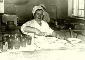 Наша любимая буфетчица, до сих пор помним, хоты прошло больше 30 лет.