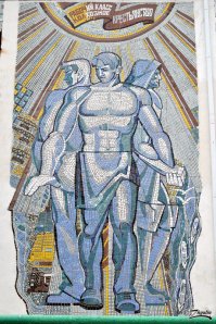 Хахаха, очень напомнило родные фасады ПТУ, школ и детских садов из 70-х, из нашей Советской Родины: