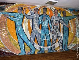 Хахаха, очень напомнило родные фасады ПТУ, школ и детских садов из 70-х, из нашей Советской Родины: