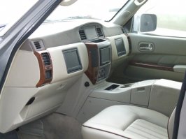 Арабы известны своей любовью к необычному тюнингу автомобилей. Однако каждому новому проекту удается быть необычнее предыдущего во всех смыслах этого слова. Внешне автомобиль ничем не отличается от стандартного, однако масштаб усовершенствований становится ясным, стоит лишь открыть дверь. Все дело в том, что на данном Nissan Patrol руль находится не спереди, а сзади! И это — не ошибка. Рулевое колесо, а также приборная панель, педальный узел и рычаг КПП расположены сзади, причем водительское кресло расположено по центру салона. Спереди же создатели сохранили пассажирские места, оснастив переднюю панель дополнительными мониторами. Кроме того, нетронутым остался третий ряд сидений