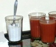 Соки в трех-литровых банках до сих пор попадаются в магазинах, недавно буквально уговорили 3 литра томатного, мммм, прям тот самый вкус =)