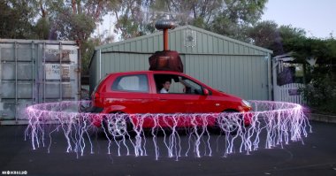 На втором курсе университета, в 1880 году, его осеняет идея индукционного генератора переменного тока. Профессор Пешль, с которым Тесла поделился идеей, счёл её бредовой. Но заключение профессора только подстегнуло изобретателя, и в 1882 году была построена действующая модель.
Как поведать миру о своём открытии, получить признание? Самый верный способ – обсудить изобретение с великим Эдисоном, решает Никола, и… продаёт всё, что у него было, дабы купить билет на трансатлантический пароход. В 1884 году он прибывает в Нью-Йорк и прямо с пристани отправляется к Эдисону.
Томас Алва Эдисон – «король изобретателей» любезно выслушал гостя. Он был старше Николы Теслы всего на девять лет, но находился в зените славы. Угольный микрофон, электрическая лампочка, фонограф, динамо-машина сделали Эдисона миллионером. Но все работы именитого американца в области электричества базировались на постоянном токе. А тут какой-то серб с горящими глазами толкует про ток переменный. Чепуха, конечно, но, глядишь, он выбьется однажды в опасные конкуренты… Нюхом почуяв опасность, Эдисон тем не менее предложил Тесле работу в своей компании. Довести до ума его, Эдисона, генераторы постоянного тока. Американец испытующе глянул на молодого эмигранта, но тот с готовностью согласился. Работая на Эдисона, Тесла не прекратил совершенствования своей системы переменного тока и в октябре 1887 года получил на неё патент.
Между двумя великими изобретателями началась «холодная война». Эдисон, ругая про себя «неблагодарного приёмыша», стал публично и резко критиковать генераторы Теслы. «Если вы так уверены в своей правоте, – парировал оппонент, – то что вам мешает позволить мне опробовать мою систему на вашем предприятии?». Неожиданно Эдисон согласился и даже пообещал сопернику 50 тысяч долларов, если тому удастся электрифицировать своим способом один из его заводов. Он был убеждён, что это невозможно. Тесла подготовил двадцать четыре типа устройств и в короткое время осуществил задуманное. Экономический эффект превзошёл все ожидания. Эдисон был обескуражен, но платить отказался. «А как же ваше обещание?» – «Ну, это была шутка. Разве у вас нет чувства юмора?»
После этого они окончательно рассорились, и Тесла оказался на улице без работы и без денег. «Хватит работать на дядю, пора самому становиться на ноги!»– решил эмигрант, твёрдо веривший в свои силы. И это не было самонадеянностью: в апреле 1887 года Тесла при финансовой поддержке Джеймса Кармена открыл собственную фирму «Тесла Электрик Лайт Компани». А через год в его жизни наступил день, ставший поистине судьбоносным. 16 мая 1888 года Тесла сделал доклад и продемонстрировал своё изобретение в Американском институте инженеров-электриков. Среди присутствующих в зале оказался миллионер Джордж Вестингауз, изобретатель гидравлического паровозного тормоза.
Выступление Тесла потрясло Вестингауза. Он предложил изобретателю миллион долларов за его патенты плюс авторские отчисления. Был заключён договор, и компания «Вестингауз Электрик» реализовала разработки Теслы, построив ГЭС на Ниагарском водопаде.