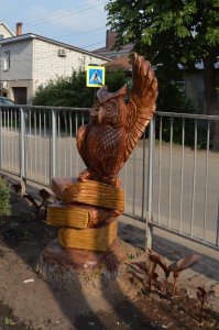 Добрый день! Смотря для чего использовать. У меня в прошлом году был случай - в школе стояли 3 обрезка вяза, корни живые. Но расти толком не растут. Так вот, я их к выпускному обрезал в фигуры, сразу покрыл лаком. Май был жаркий, лак мгновенно высох. Сырое дерево не потрескалось, досохло под лаком, простояло уже год без трещин (на фото). Здесь вязы тоже сырые. Сушить их просто никакой возможности нет. Но вяз, в принципе, очень твердое дерево и трещин в нем бывает мало. Но если есть возможность подсушить - то темное проветриваемое помещение. В идеале - сеновал (в сено закопать), хотя б на пару месяцев, а то и на год. Вот тогда будет дерево деловой пятипроцентной влажности :)