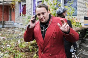 Обратите внимание на правильно расположенное число 23 между окнами над рукой с телефоном.